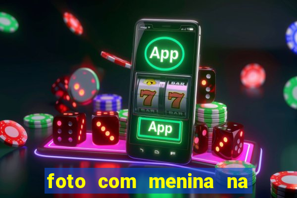 foto com menina na cama fake